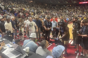 自带热度！老詹观战湖人夏联 刚入座便被摄像机包围