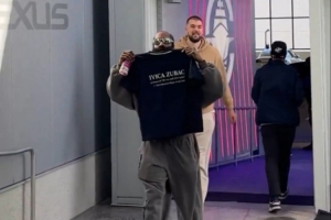 GA黄金甲官方网站-力挺祖尼尔！快船球员都穿着印着“祖巴茨DPOY”的T恤现身球馆