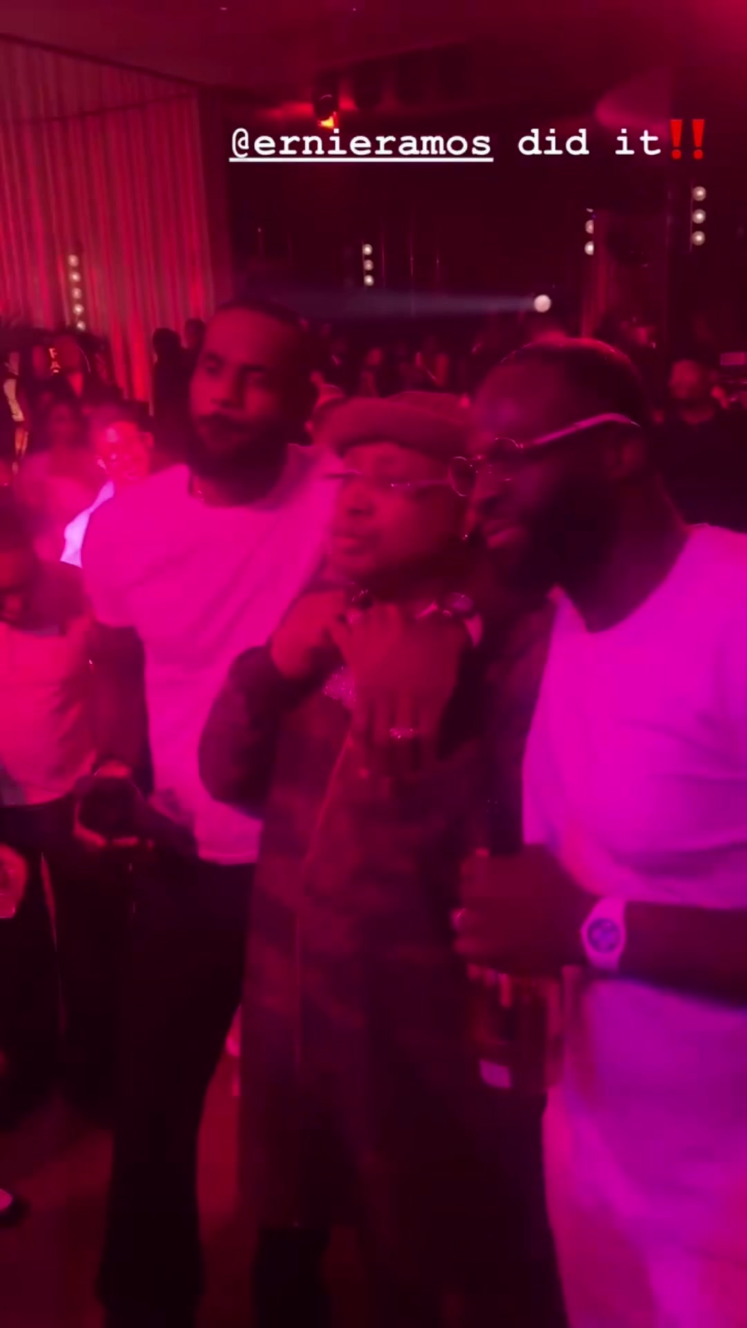 GA黄金甲登录入口-詹姆斯与追梦现身好友50岁寿宴 气氛热烈歌舞欢腾