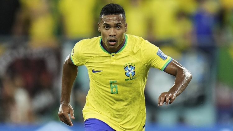 巴西队后卫桑德罗因小腿伤势或无缘本期国家队，34岁老将面临伤退可能