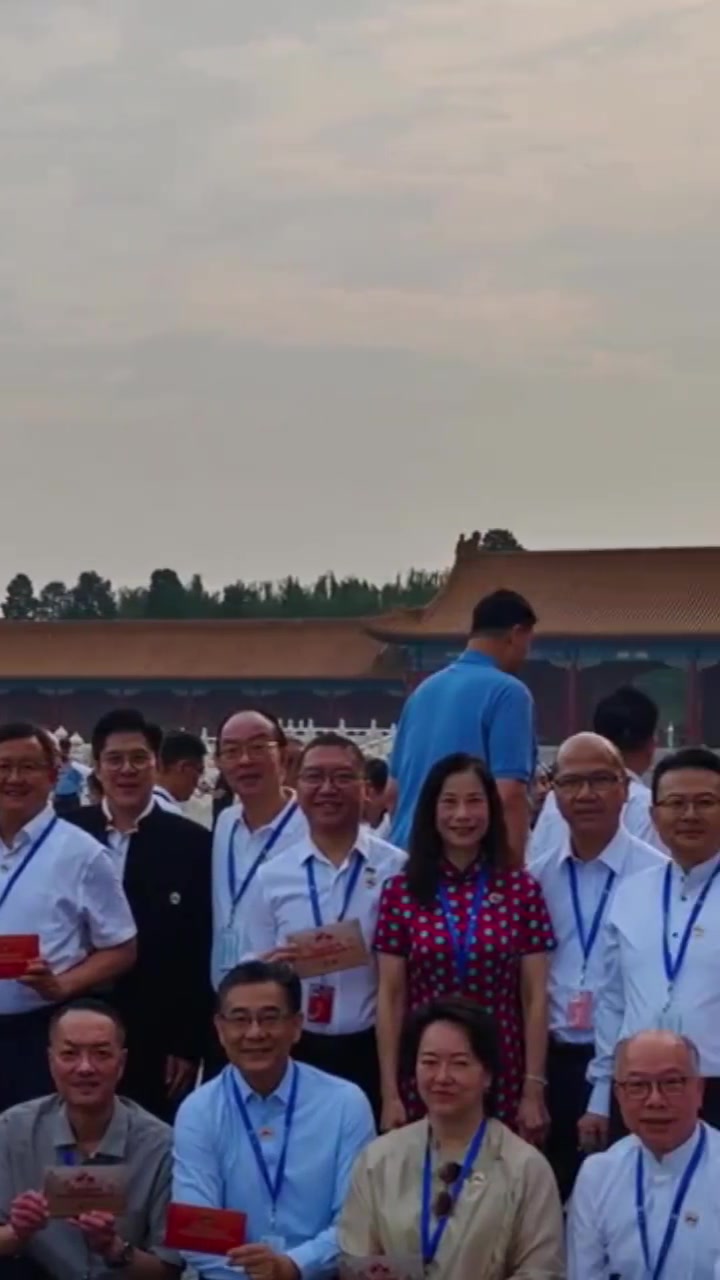 GA黄金甲平台-姚明现身九三阅兵观礼席 与霍启刚并肩而立显瞩目身姿