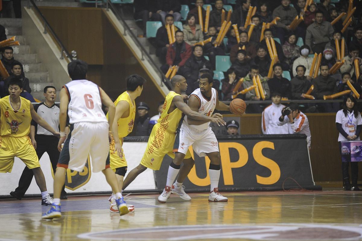 GA黄金甲-爱德华兹杀疯了！41分+5抢断打崩灰熊：第三节3记三分直接改写剧本